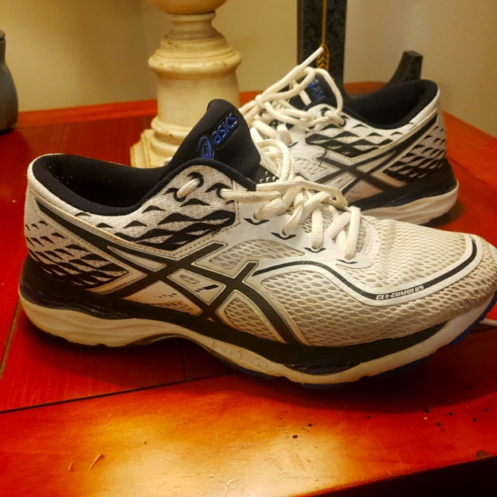 Asics gel-Cummulus running shoes.
